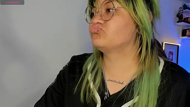 lucky-leah online show from November 9, 5:17 am