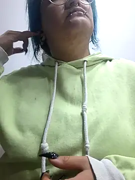 lucky-leah online show from April 18, 4:16 am