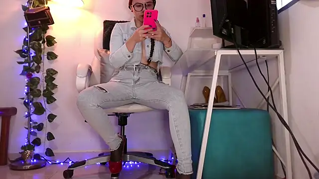 Snapshot of SUZZET_22 chatting on March 20, 2:22 pm SUZZET 22 online show from March 20, 2:22 pm