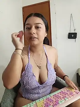 Kittyy Hott  online show from December 16, 9:09 pm