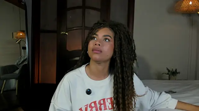 nayah   online show from February 18, 8:05 pm