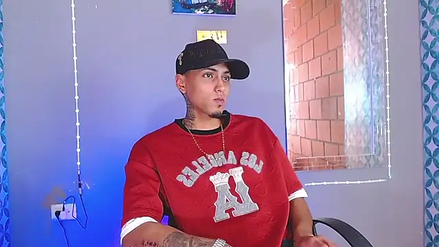 Snapshot of Liam_lee chatting on July 4, 8:37 pm Liam lee online show from July 4, 8:37 pm