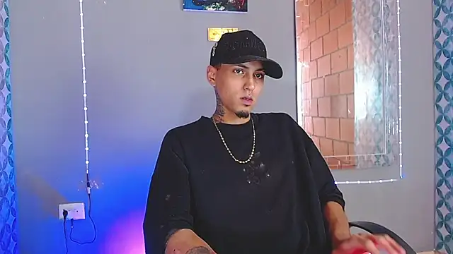 Snapshot of Liam_lee chatting on July 8, 8:35 pm Liam lee online show from July 8, 8:35 pm