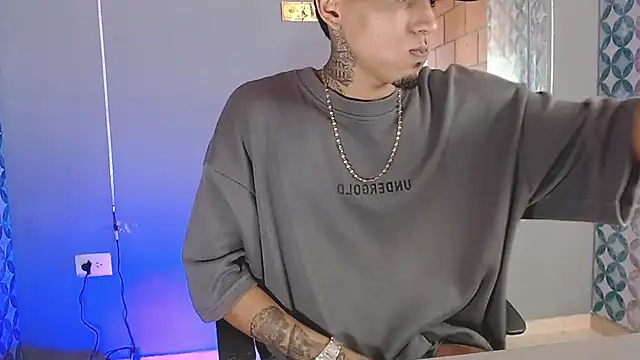 Snapshot of Liam_lee chatting on July 24, 9:02 pm Liam lee online show from July 24, 9:02 pm