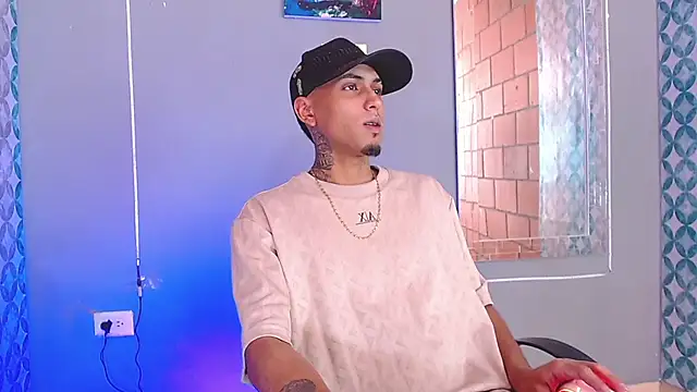 Snapshot of Liam_lee chatting on August 3, 8:23 pm Liam lee online show from August 3, 8:23 pm