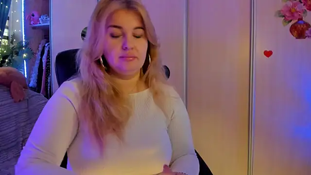 Snapshot of CoraSwon chatting on February 1, 7:29 am CoraSwon online show from February 1, 7:29 am