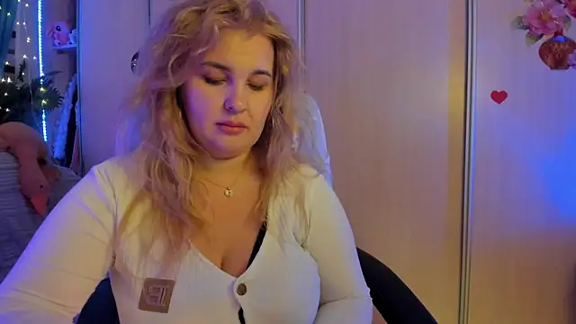 Snapshot of CoraSwon chatting on February 2, 5:33 pm CoraSwon online show from February 2, 5:33 pm