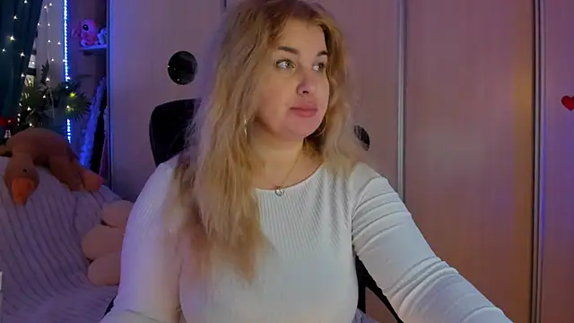 Snapshot of CoraSwon chatting on February 3, 7:24 am CoraSwon online show from February 3, 7:24 am