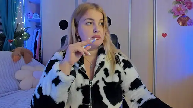 Snapshot of CoraSwon chatting on February 6, 5:27 pm CoraSwon online show from February 6, 5:27 pm