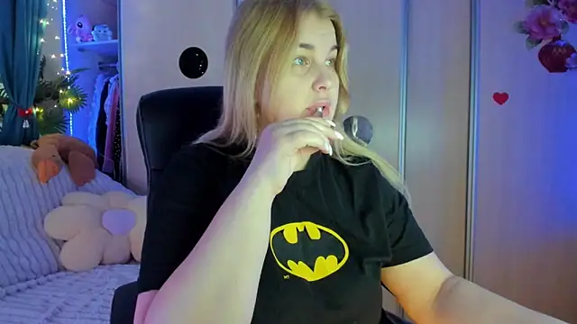 Snapshot of CoraSwon chatting on February 7, 5:55 am CoraSwon online show from February 7, 5:55 am