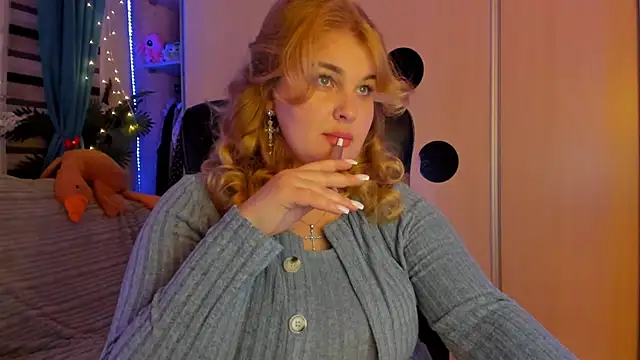 Snapshot of CoraSwon chatting on February 8, 4:21 pm CoraSwon online show from February 8, 4:21 pm