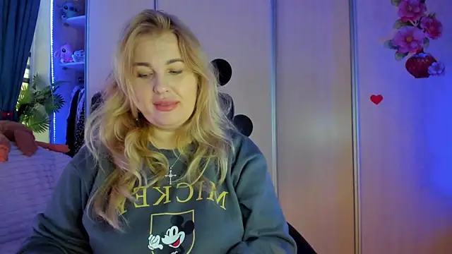 Snapshot of CoraSwon chatting on February 9, 7:12 am CoraSwon online show from February 9, 7:12 am