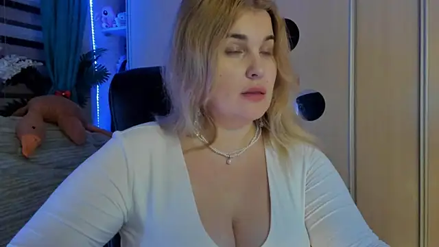 Snapshot of CoraSwon chatting on February 16, 7:32 pm CoraSwon online show from February 16, 7:32 pm