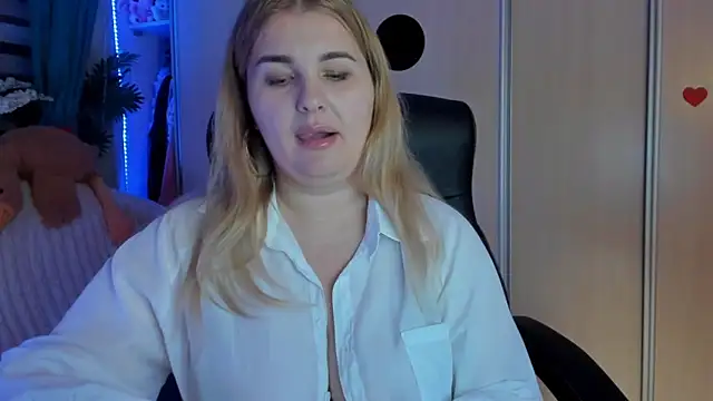 Snapshot of CoraSwon chatting on February 17, 7:42 pm CoraSwon online show from February 17, 7:42 pm