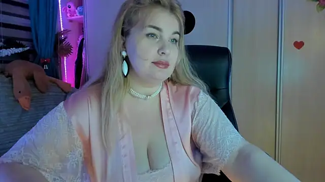 Snapshot of CoraSwon chatting on February 18, 4:47 pm CoraSwon online show from February 18, 4:47 pm