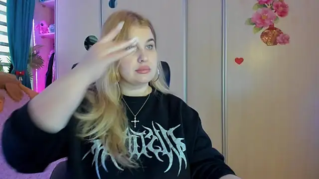 Snapshot of CoraSwon chatting on February 19, 7:04 am CoraSwon online show from February 19, 7:04 am