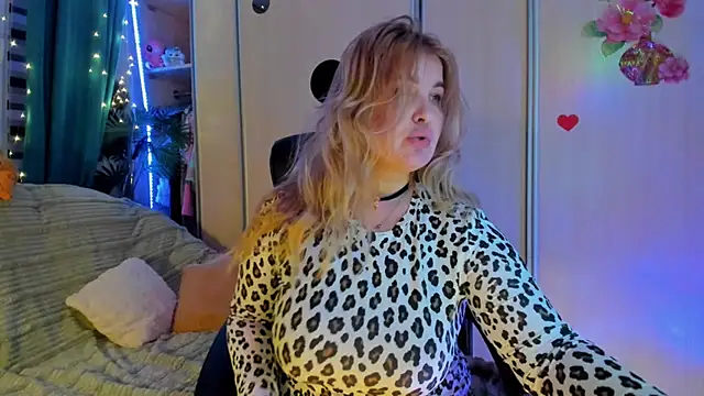 Snapshot of CoraSwon chatting on February 22, 5:00 pm CoraSwon online show from February 22, 5:00 pm