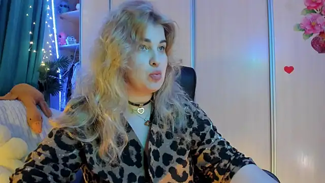 Snapshot of CoraSwon chatting on February 25, 6:06 pm CoraSwon online show from February 25, 6:06 pm