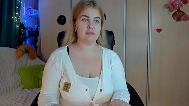 Snapshot of CoraSwon chatting on February 28, 3:24 pm CoraSwon online show from February 28, 3:24 pm