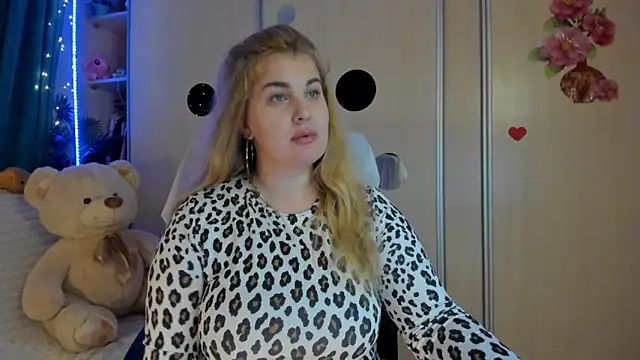 Snapshot of CoraSwon chatting on March 2, 5:42 pm CoraSwon online show from March 2, 5:42 pm