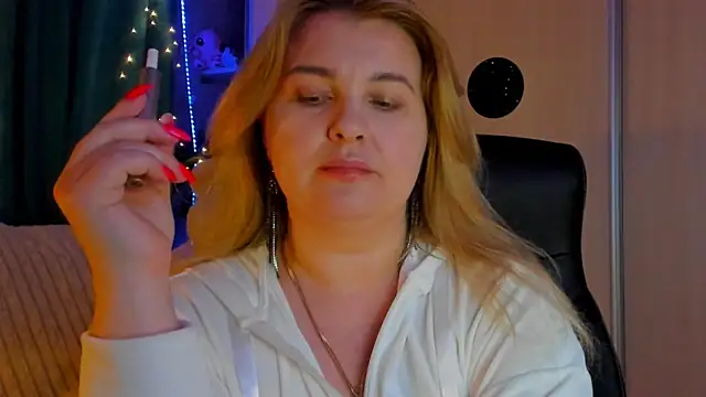 CoraSwon online show from March 21, 4:43 pm