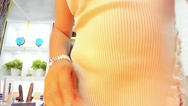 AmberNix online show from February 1, 1:30 pm
