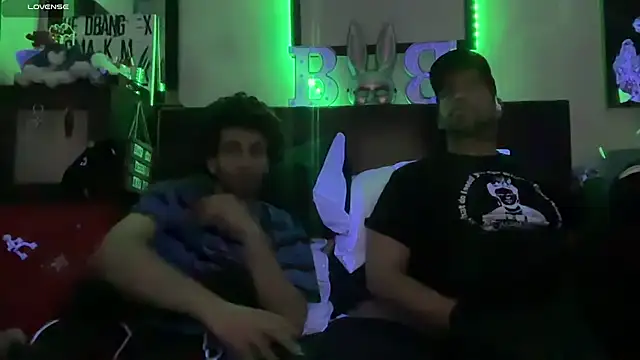 pantslesstraveler plt online show from November 12, 5:08 am