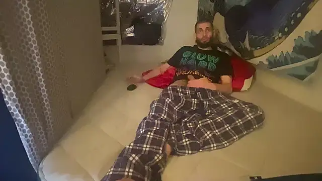 pantslesstraveler plt online show from January 15, 10:57 pm