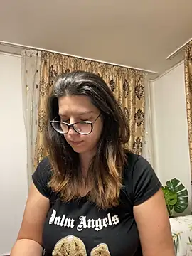 NadiraNoor online show from March 18, 11:30 pm