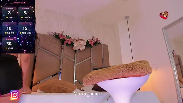 Martinaa Jones  online show from December 29, 7:00 pm