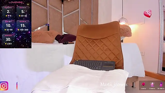 Martinaa Jones  online show from December 31, 3:42 pm
