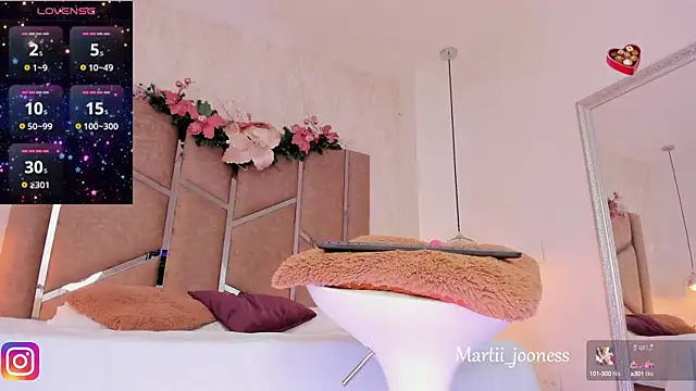 Martinaa Jones  online show from January 12, 7:10 pm