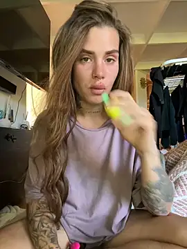 EmiliaCatalina online show from December 1, 8:20 pm