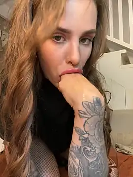 EmiliaCatalina online show from December 20, 10:00 pm