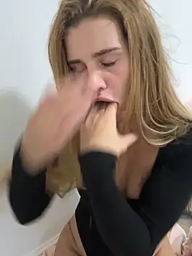 Snapshot of EmiliaCatalina chatting on October 7, 9:56 pm EmiliaCatalina online show from October 7, 9:56 pm