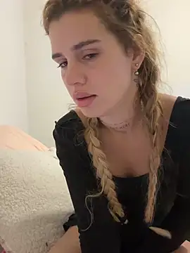 Snapshot of EmiliaCatalina chatting on October 13, 10:10 pm EmiliaCatalina online show from October 13, 10:10 pm