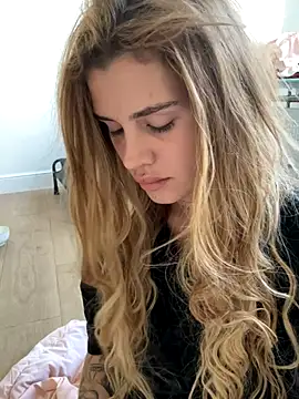 Snapshot of EmiliaCatalina chatting on October 19, 7:03 pm EmiliaCatalina online show from October 19, 7:03 pm