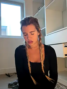 Snapshot of EmiliaCatalina chatting on November 6, 9:48 pm EmiliaCatalina online show from November 6, 9:48 pm