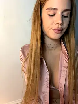 Snapshot of EmiliaCatalina chatting on November 18, 9:52 pm EmiliaCatalina online show from November 18, 9:52 pm