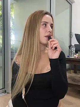 Snapshot of EmiliaCatalina chatting on November 27, 9:06 pm EmiliaCatalina online show from November 27, 9:06 pm