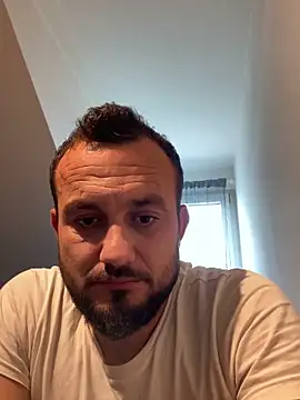 Snapshot of cosmin9000 chatting on October 12, 10:25 am cosmin9000 online show from October 12, 10:25 am
