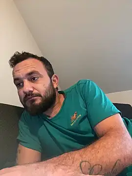 Snapshot of cosmin9000 chatting on October 25, 6:43 am cosmin9000 online show from October 25, 6:43 am