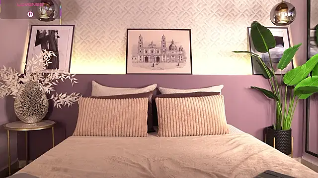 ElleDiane online show from March 18, 10:35 pm