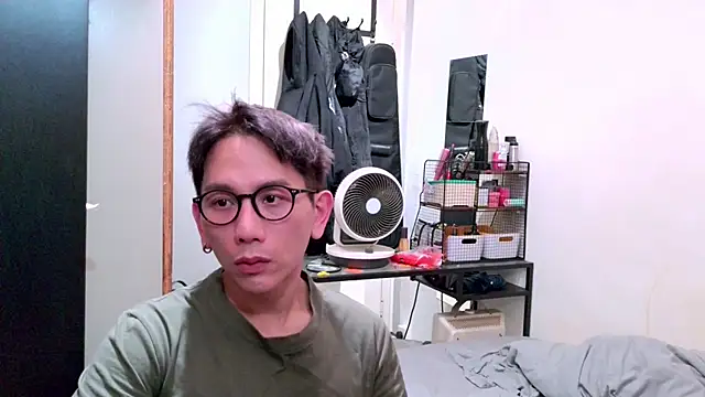 Snapshot of UndreamtM chatting on February 15, 2:03 pm UndreamtM online show from February 15, 2:03 pm