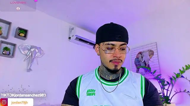 JordanSmiith  online show from March 31, 9:04 pm