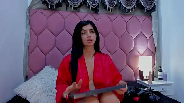 Snapshot of Linisprincehot69 chatting on February 15, 8:11 am Linisprincehot69 online show from February 15, 8:11 am