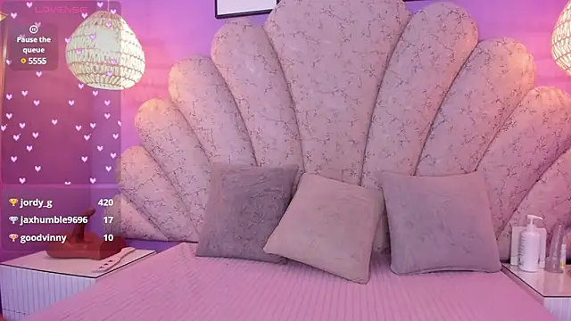 Snapshot of chloe_watson_ chatting on December 11, 11:43 pm chloe watson online show from December 11, 11:43 pm