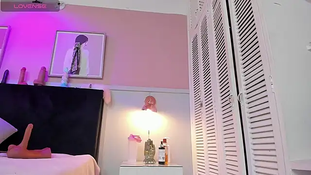 chloe watson  online show from October 25, 3:07 pm