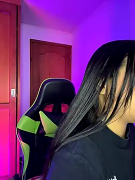 leila 22 online show from November 2, 7:33 am