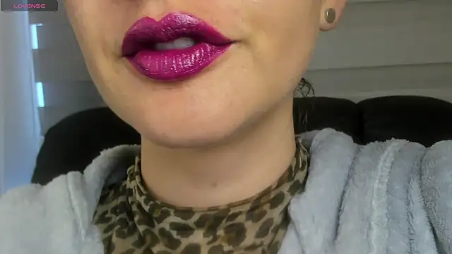 queen fetish online show from April 10, 6:45 pm